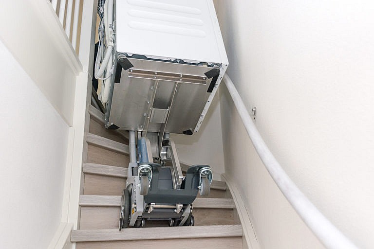 Wasmachine de trap op te tillen? Efficiënte hulp van Stairmobil Stairmobil